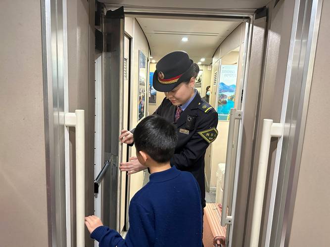 幼童高铁站台拍车门？幼童高铁站台拍车门事件引发关注