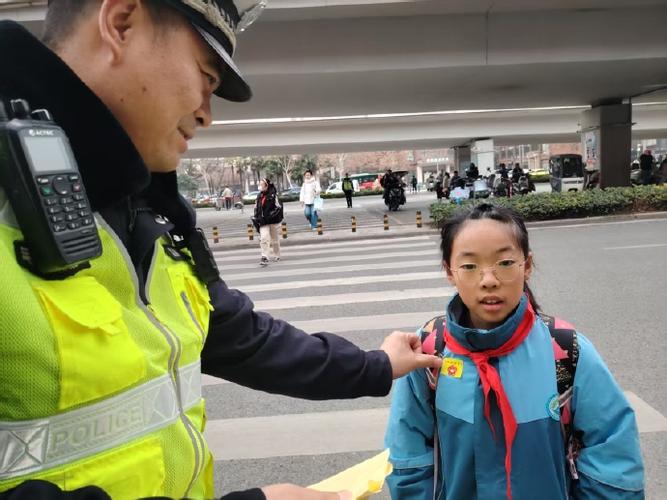 学校让幼童挡车护学？学校幼童护学挡车行动，安全与教育并重