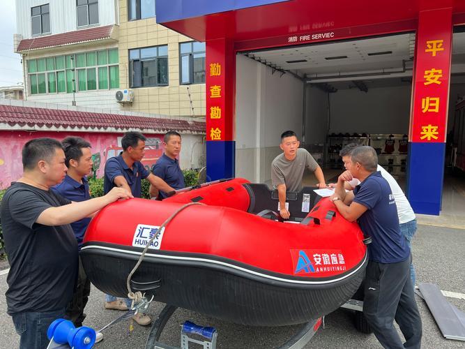 老师开橡皮艇救35人？老师橡皮艇救援35人行动纪实