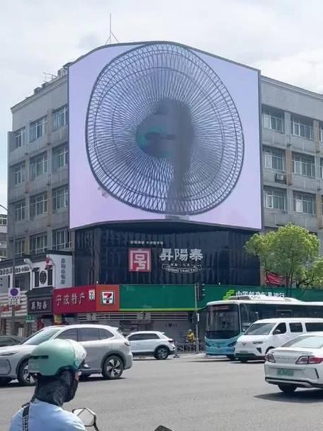 商场大屏播放电风扇？商场大屏下的电风扇秀？