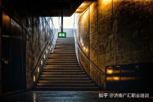 消防主机和应急灯闪烁