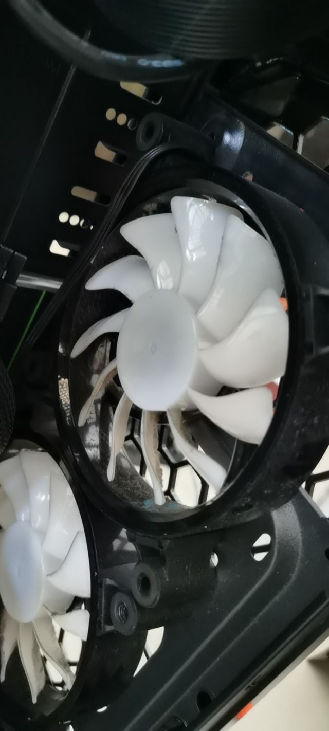 主机外面的风扇是朝里还是朝外