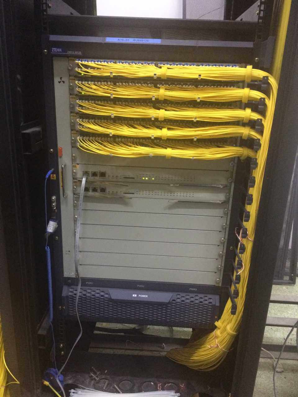 主机后面一大堆线