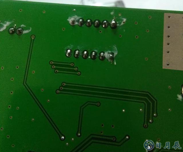 电脑主机24针插头拆卸