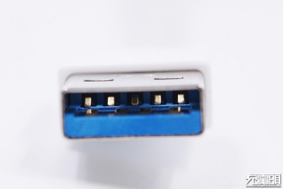 主机里面的usb3.0多出了一个接头