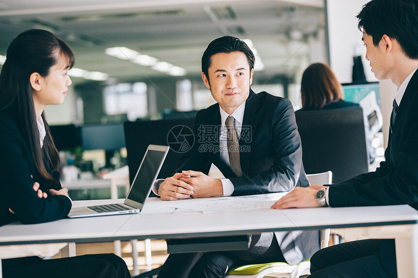 职员休产假要提前去社保局备案吗