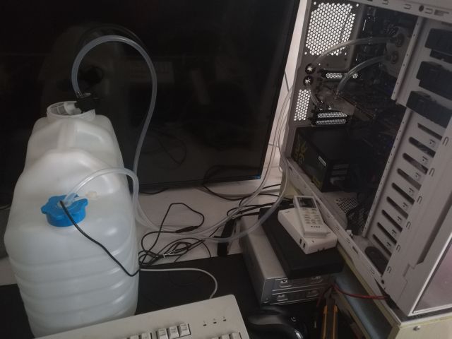 水冷主机水不够会一闪一闪的吗