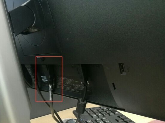 主机关了显示屏还继续一直闪亮