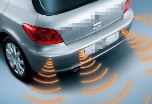 10年别克君越倒车雷达主机在哪里