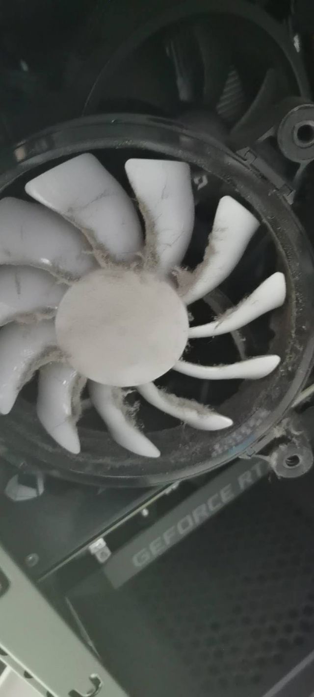 主机外面的风扇是朝里还是朝外