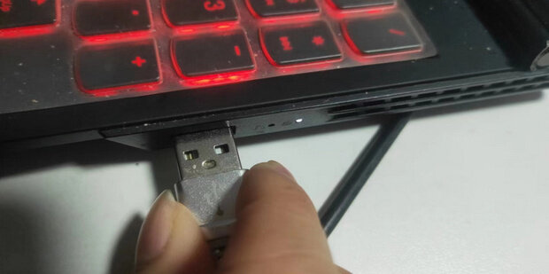 电脑主机能给手机用数据线充电吗