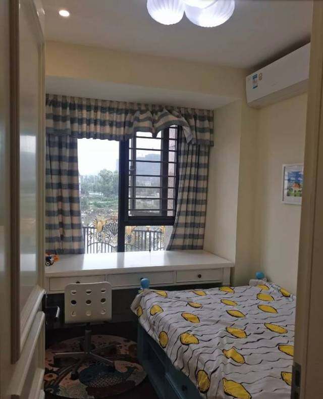 飘窗改书桌如何放置电脑主机