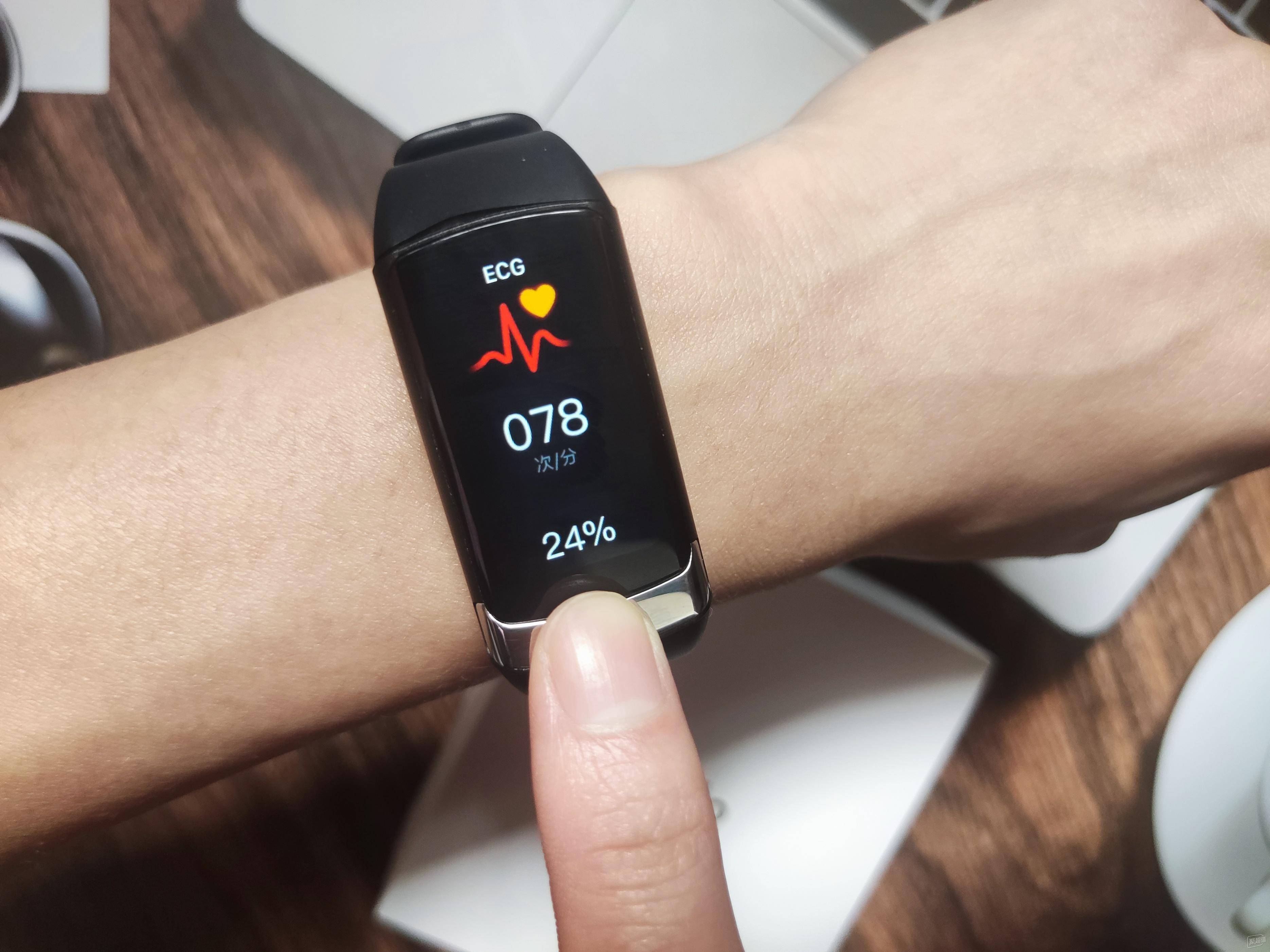 手环usb主机如何从表带中拔出