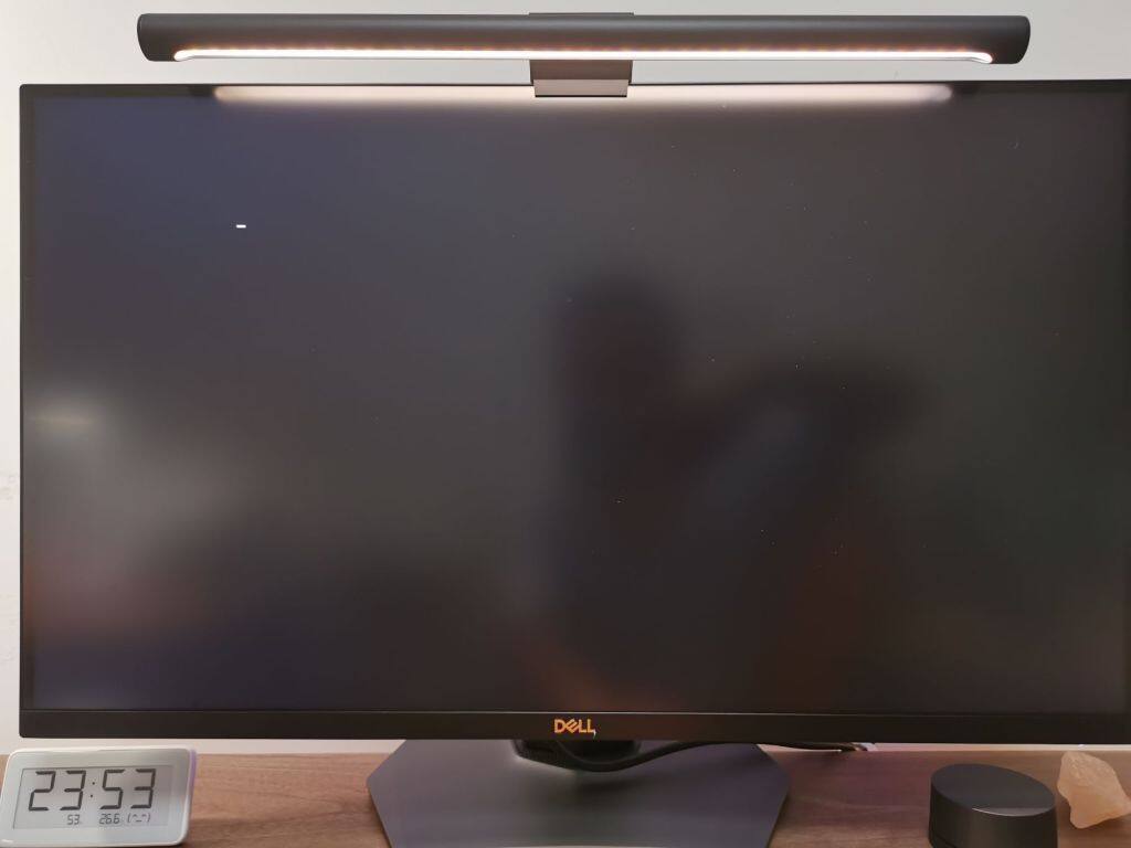 电脑主机右上角有一个亮点