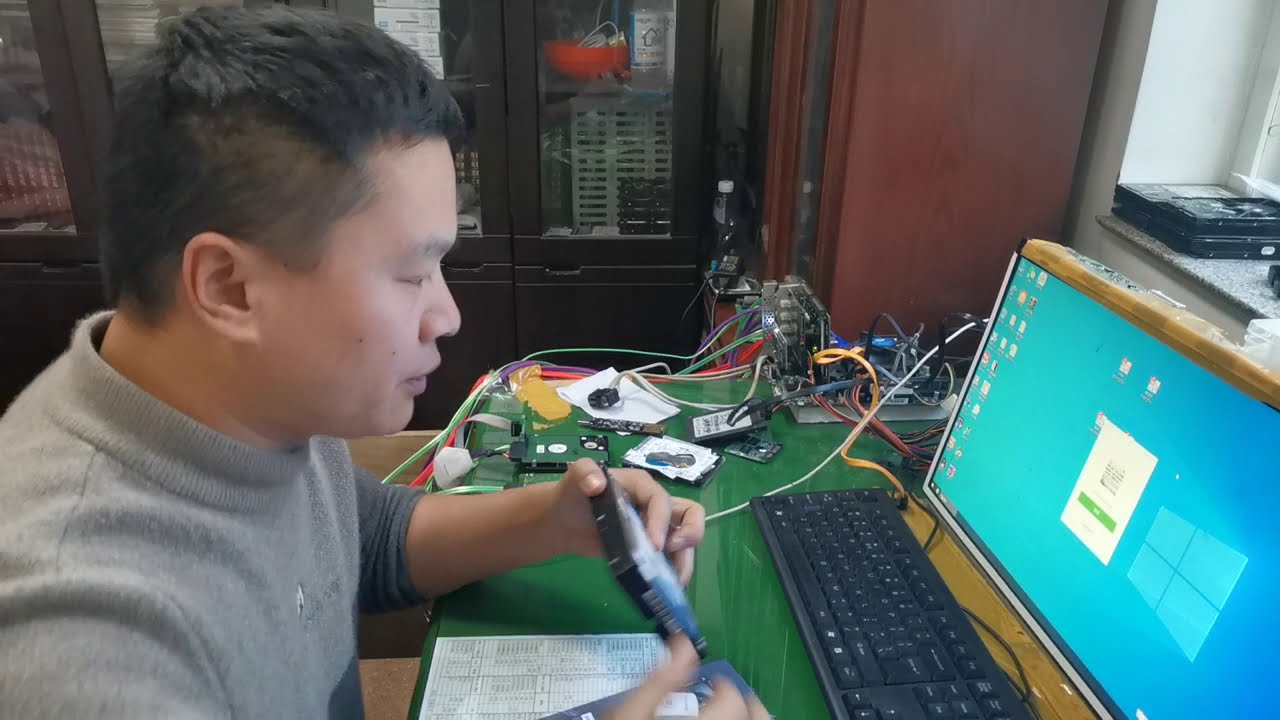 电脑主机踢一下就重启