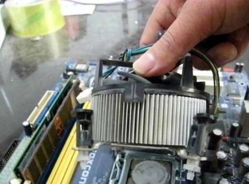 如何给主机换散热风扇