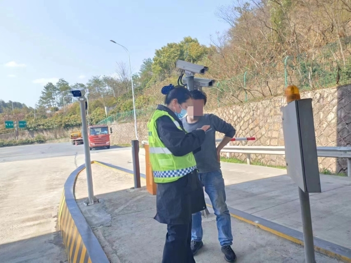 误闯收费站需要打电话报警备案