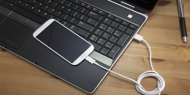 电脑主机能给手机用数据线充电吗