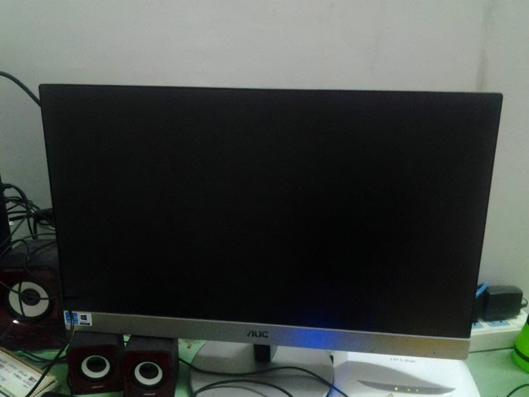 台式电脑主机亮了显示器无信号