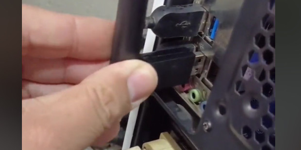 电脑主机安上wifi接收器
