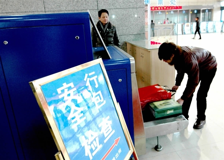台式电脑主机放入安检机