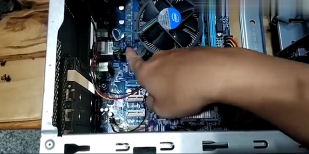 主机通电自启动不显示