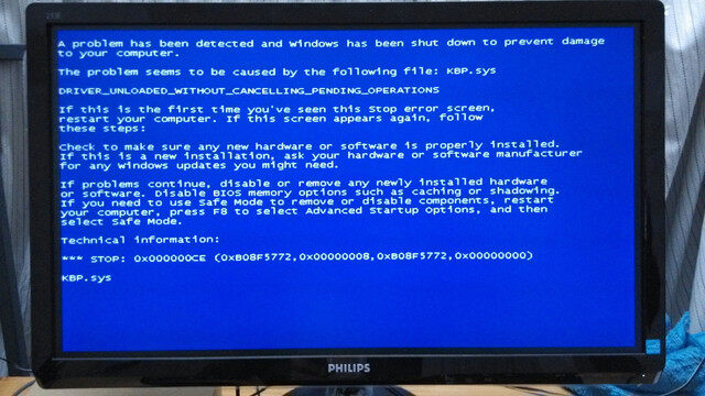 电脑主机输出的图像整个都变蓝了