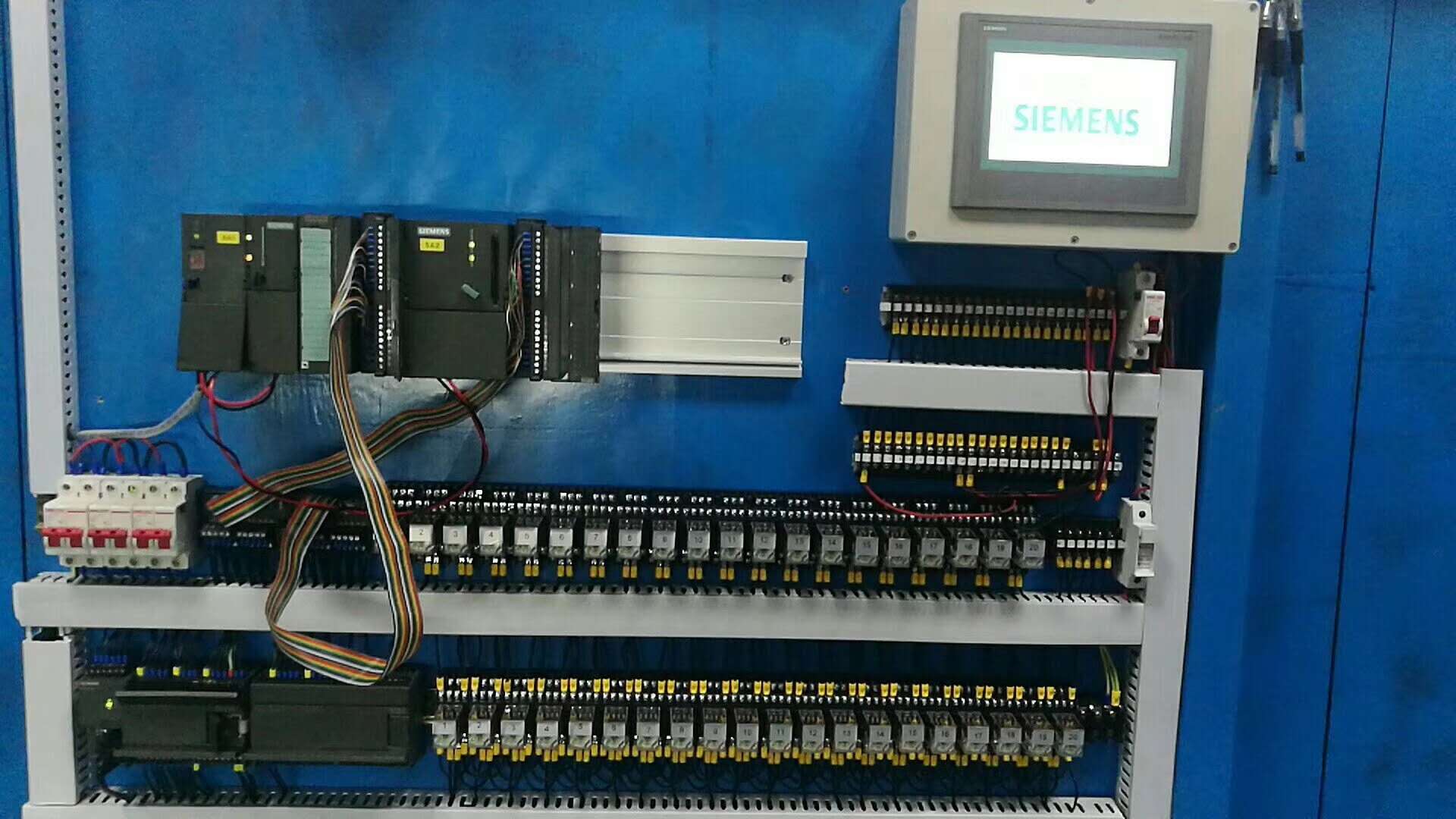 西门子plc和三菱plc主机能不能互换