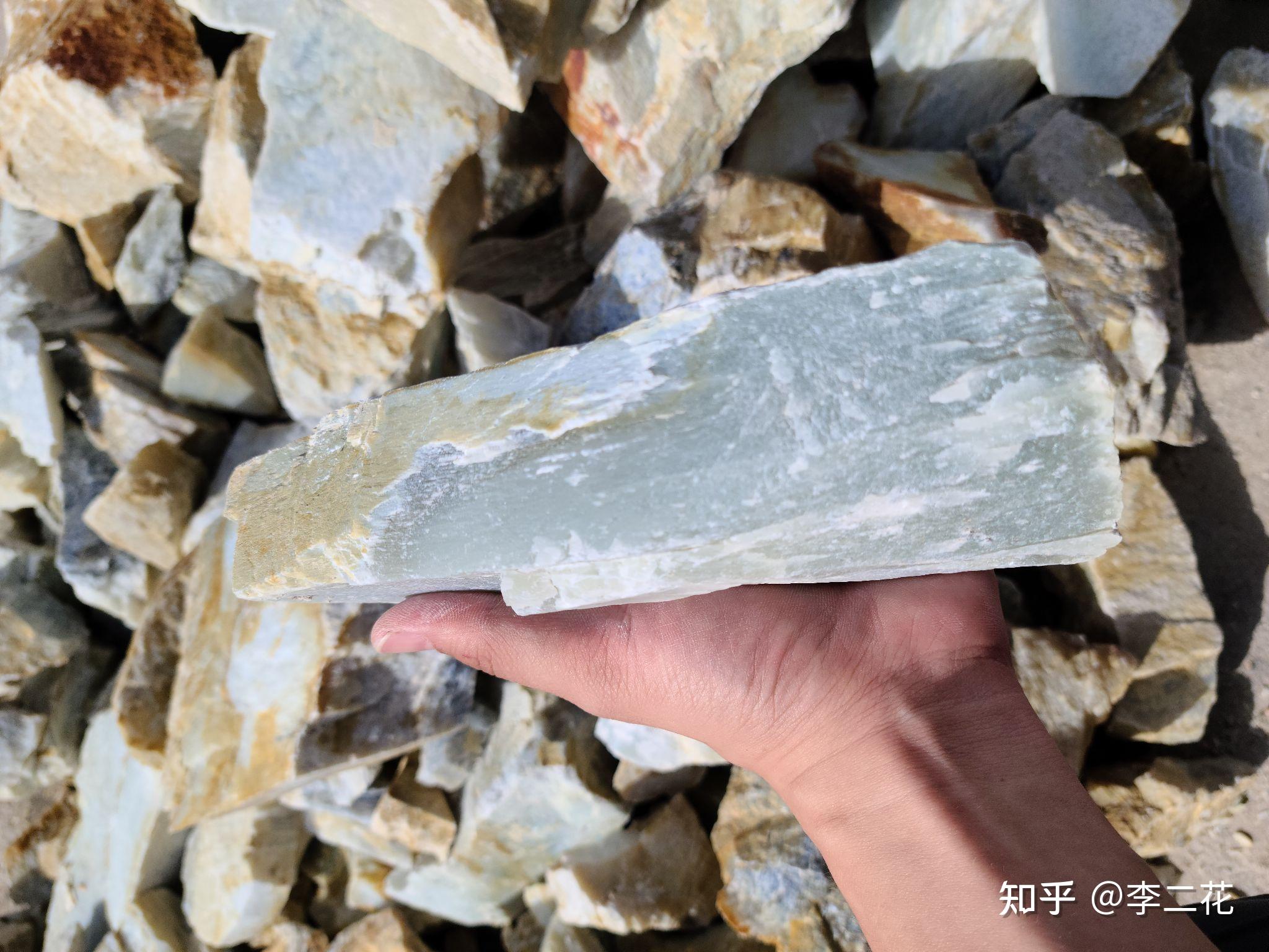 电脑文件在主机里还是在显示屏