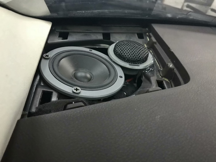 es200氛围灯主机怎么调