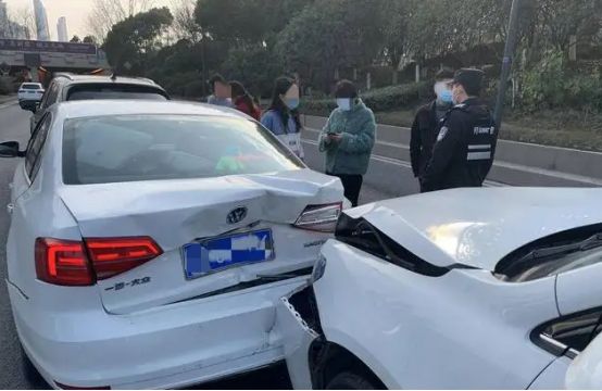 更换小车防撞梁要去车管所备案吗