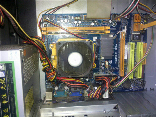 主机里的风扇有磁铁吗