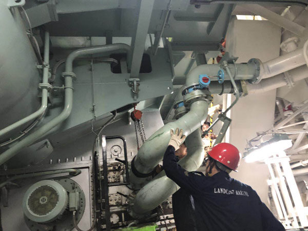 船舶主机活塞冷却水进口