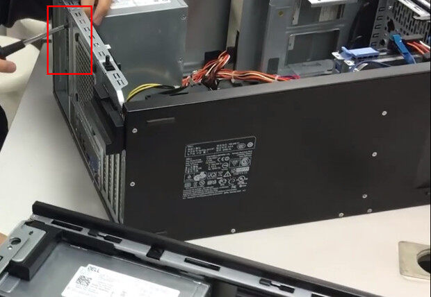 电脑主机24针插头拆卸