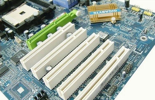 电脑重装系统时屏幕不亮主机还动